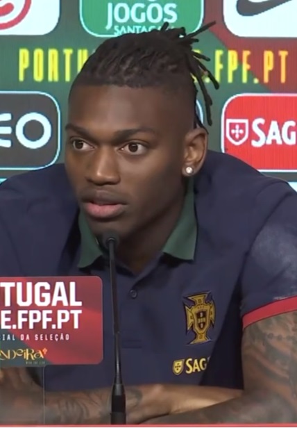 Rafael Leão cùng đội tuyển Bồ Đào Nha Rafael Leão trong buổi họp báo của đội tuyển Bồ Đào Nha